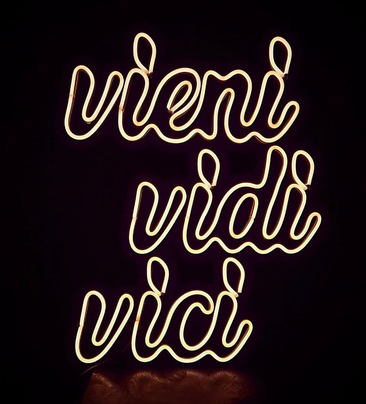 Tabella scritta luminosa Vieni Vidi Vici